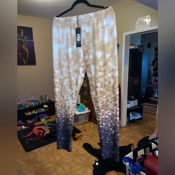 Item bought not true to item received. Stretchy leggings. No actual sparkle. - Picture 3 of 4